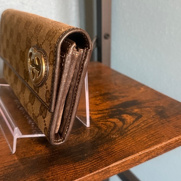 Gucci Tan Monogram Wallet with Gold Heart - Picture 2 of 6
